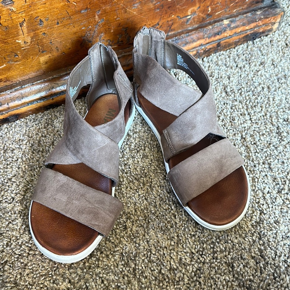 Shoes size 7.5